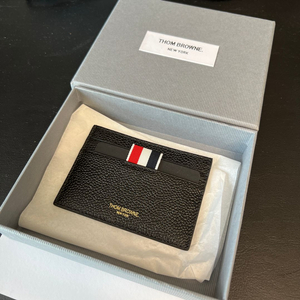 톰브라운 삼선 페블 그레인 레더 카드 홀더 카드지갑 새제품 팝니다. Thom Browne MAW020L-00198