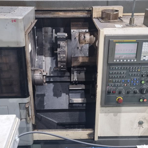 화천 6인치 CNC 선반 2004년식 작동상태 양호 장비정밀도 매우양호함 /칩콘베어/칩통 있음 이미지