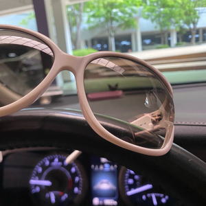 지방시 선글라스 화이트 SGV791G 모델 판매