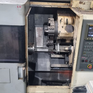 화천6인치 CNC 선반 /작동상대양호 함/기계정도 매우양호/2012년식 칩콘베어 /칩통 있음 이미지