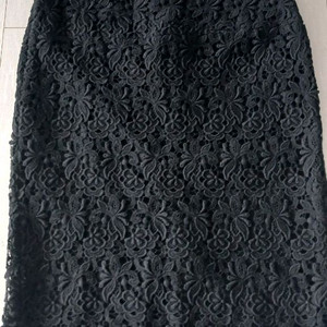 The IZZAT 블랙 레이스 스커트