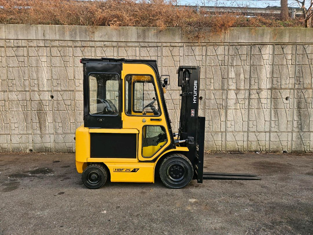 (중고지게차) 현대 HBF25-7 전동 좌식 2.5톤 지게차(자동발, 캐빈, 충전기)--1