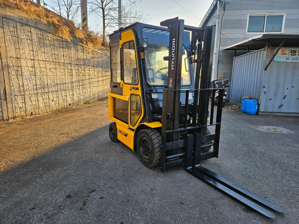 (중고지게차) 현대 HBF25-7 전동 좌식 2.5톤 지게차(자동발, 캐빈, 충전기)--3