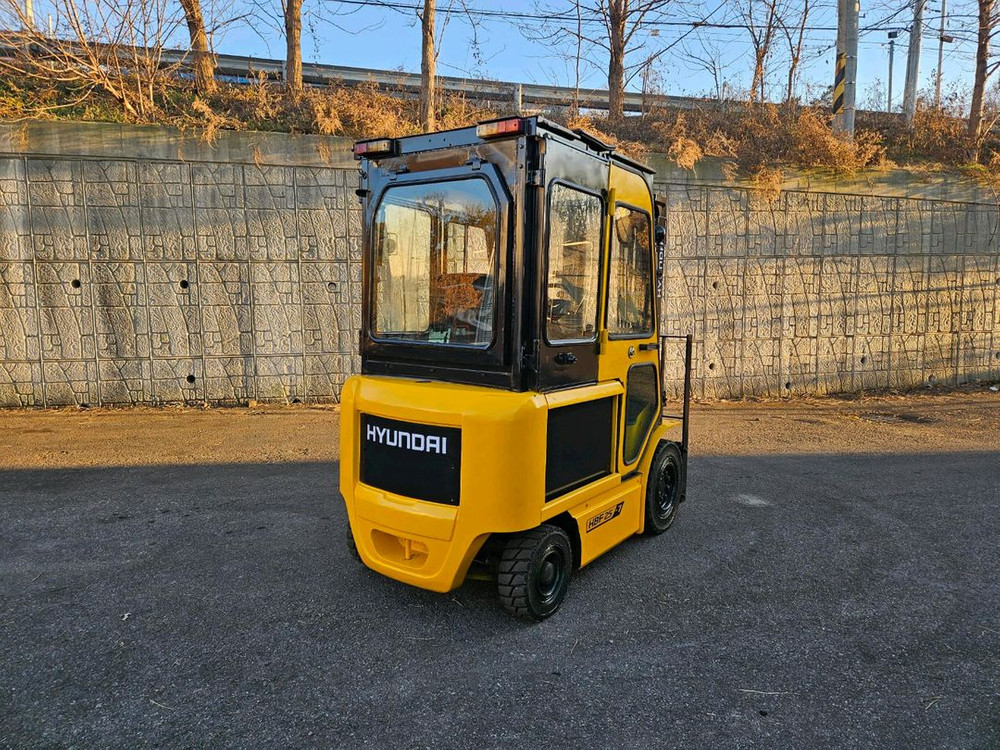 (중고지게차) 현대 HBF25-7 전동 좌식 2.5톤 지게차(자동발, 캐빈, 충전기)--4