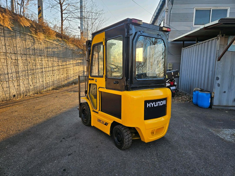 (중고지게차) 현대 HBF25-7 전동 좌식 2.5톤 지게차(자동발, 캐빈, 충전기)--5