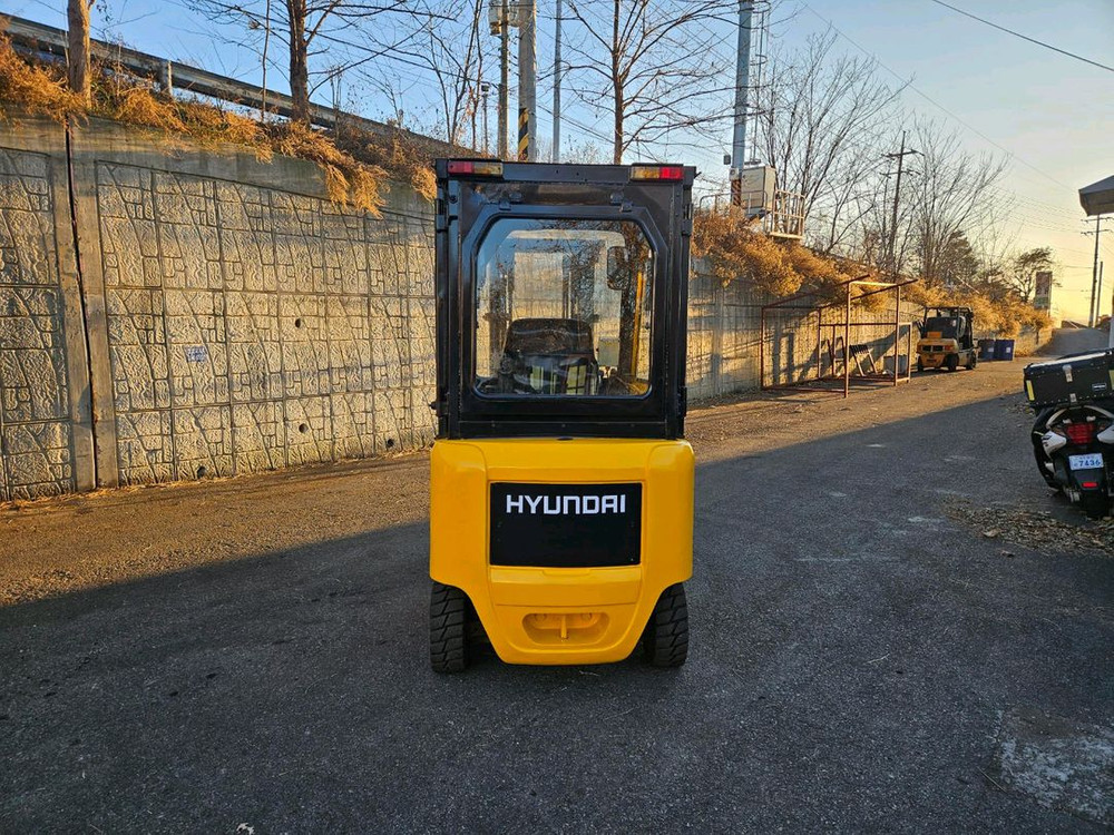 (중고지게차) 현대 HBF25-7 전동 좌식 2.5톤 지게차(자동발, 캐빈, 충전기)--6
