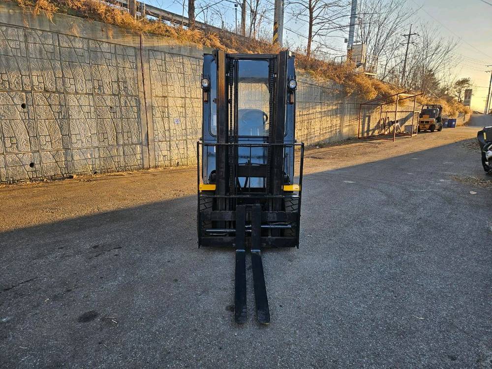 (중고지게차) 현대 HBF25-7 전동 좌식 2.5톤 지게차(자동발, 캐빈, 충전기)--7