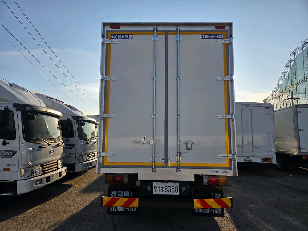 메가트럭 5톤 새익스탑차 단발이 6.25터 270마력--4