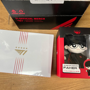 T1 페이커 인형 + 24년 월즈 유니폼 세트 판매 (새상품)