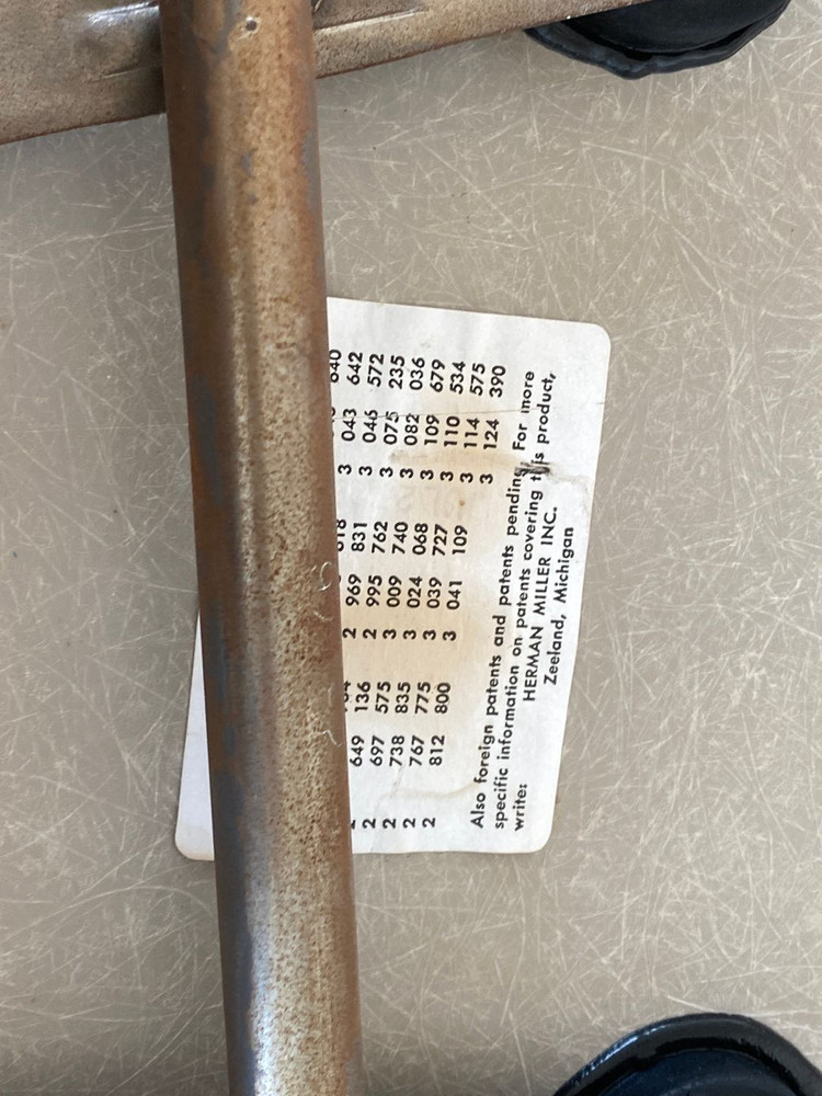 임스 파이버글래스 체어 eames dss chair 이미지