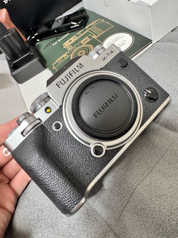 후지필름 X-T4 실버 바디 이미지