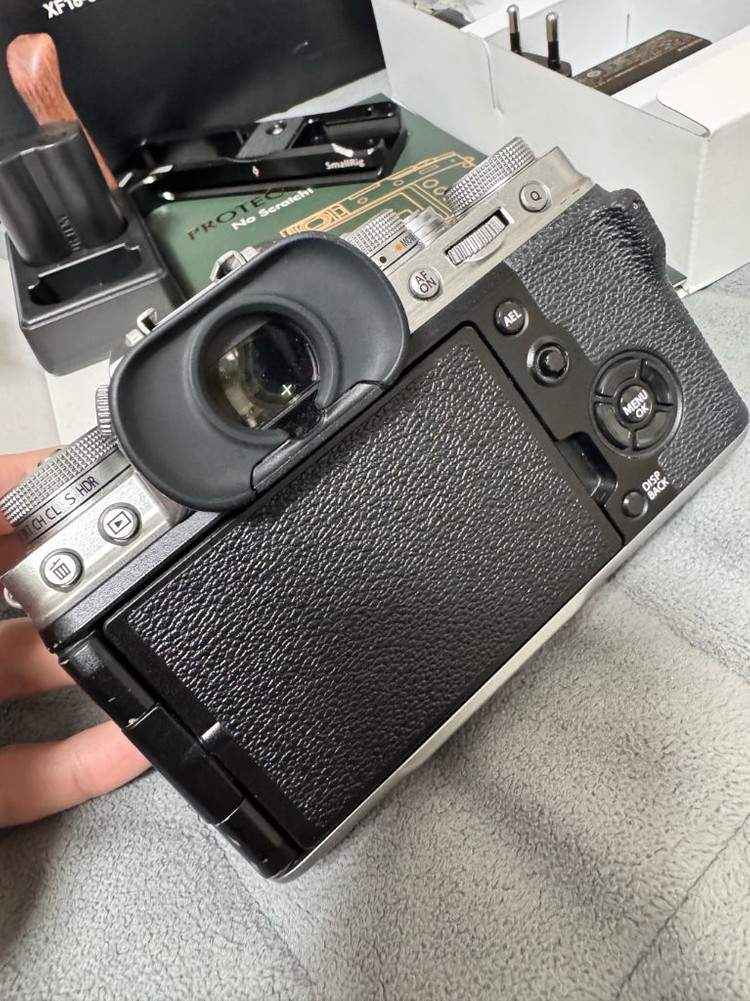 후지필름 X-T4 실버 바디 이미지