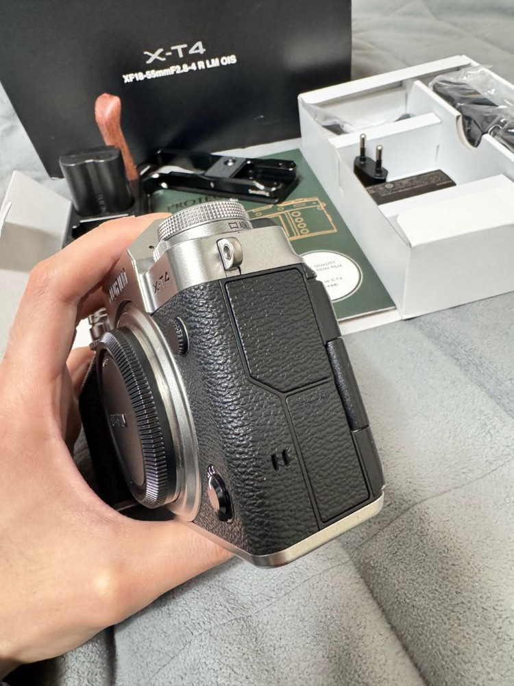 후지필름 X-T4 실버 바디 이미지