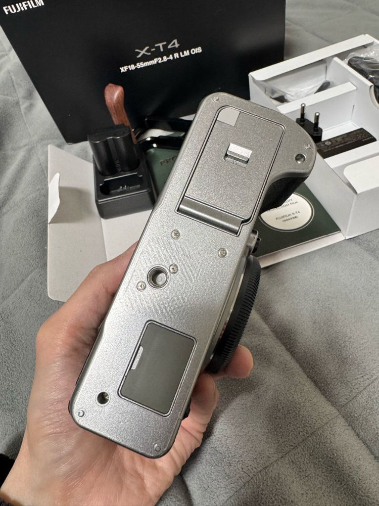 후지필름 X-T4 실버 바디 이미지
