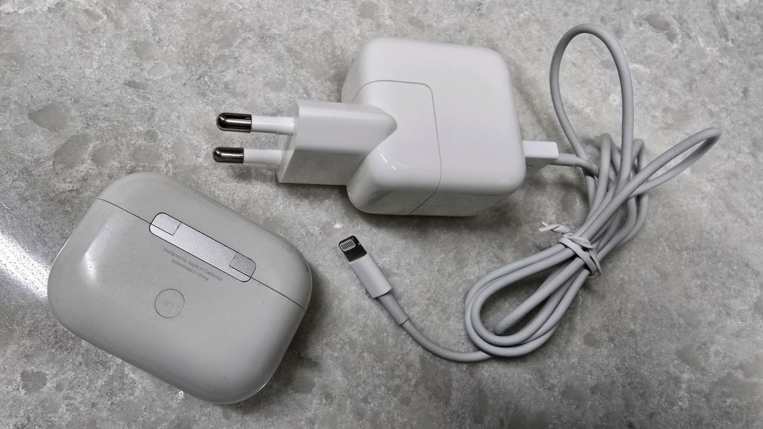 애플 정품 에어팟 프로 충전 케이스 A2700 + 10W 충전기 8핀케이블--1