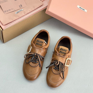 미우미우 버클 스트랩 가죽 여성 스니커즈 브라운 이미지