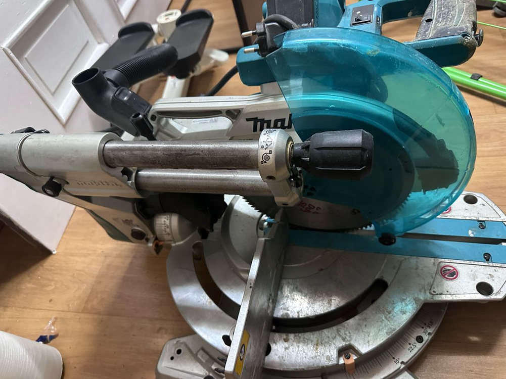 마끼다 슬라이딩 각도절단기 LS1019L 판매합니다--2