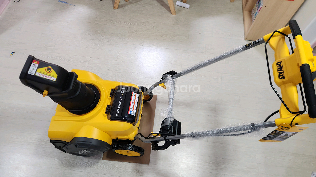 디월트 무선충전제설기+배터리2+고속충전기(60V 배터리 2개 들어가는)--0