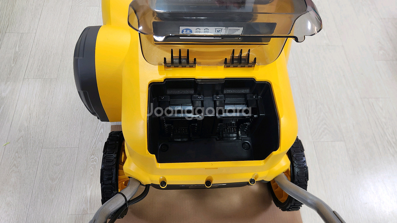 디월트 무선충전제설기+배터리2+고속충전기(60V 배터리 2개 들어가는)--1