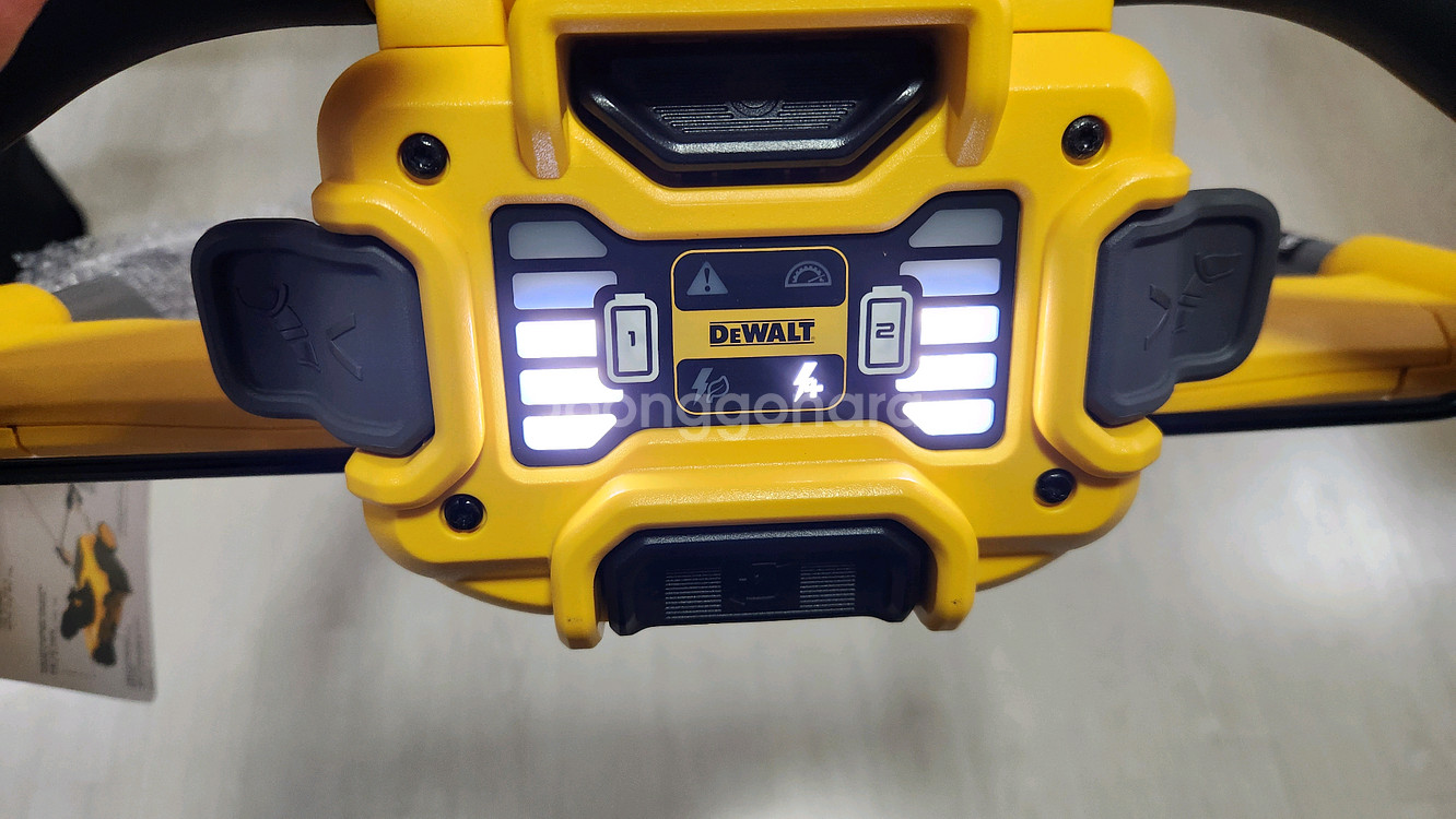 디월트 무선충전제설기+배터리2+고속충전기(60V 배터리 2개 들어가는)--2