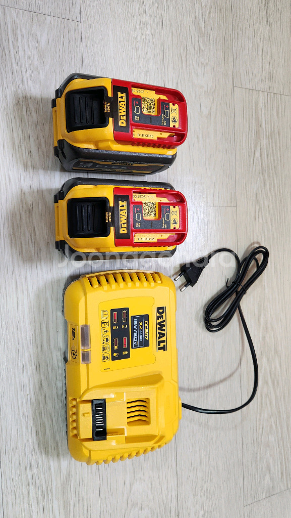디월트 무선충전제설기+배터리2+고속충전기(60V 배터리 2개 들어가는)--4