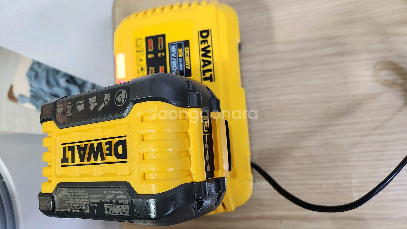 디월트 무선충전제설기+배터리2+고속충전기(60V 배터리 2개 들어가는)--6