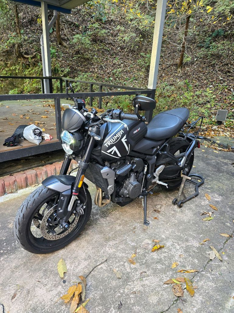 트라이엄프 Trident 오토바이 이미지