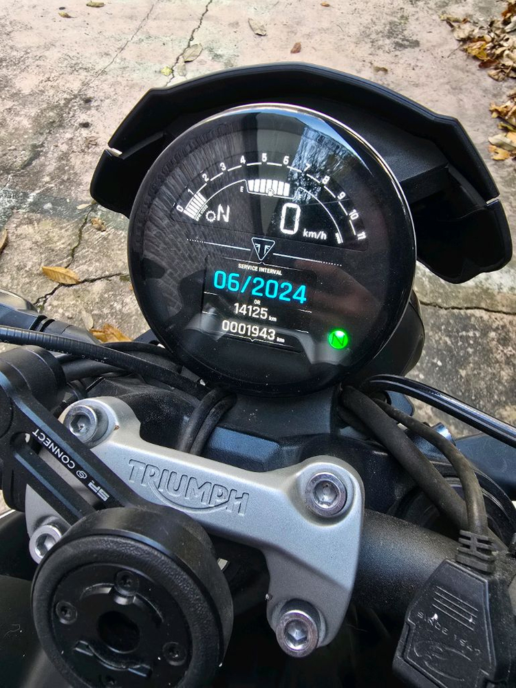 트라이엄프 Trident 오토바이 이미지