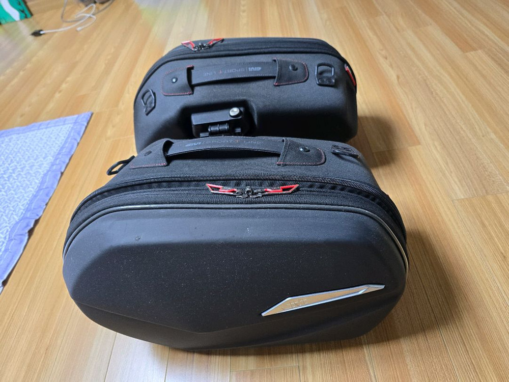 트라이엄프 Trident 오토바이 이미지