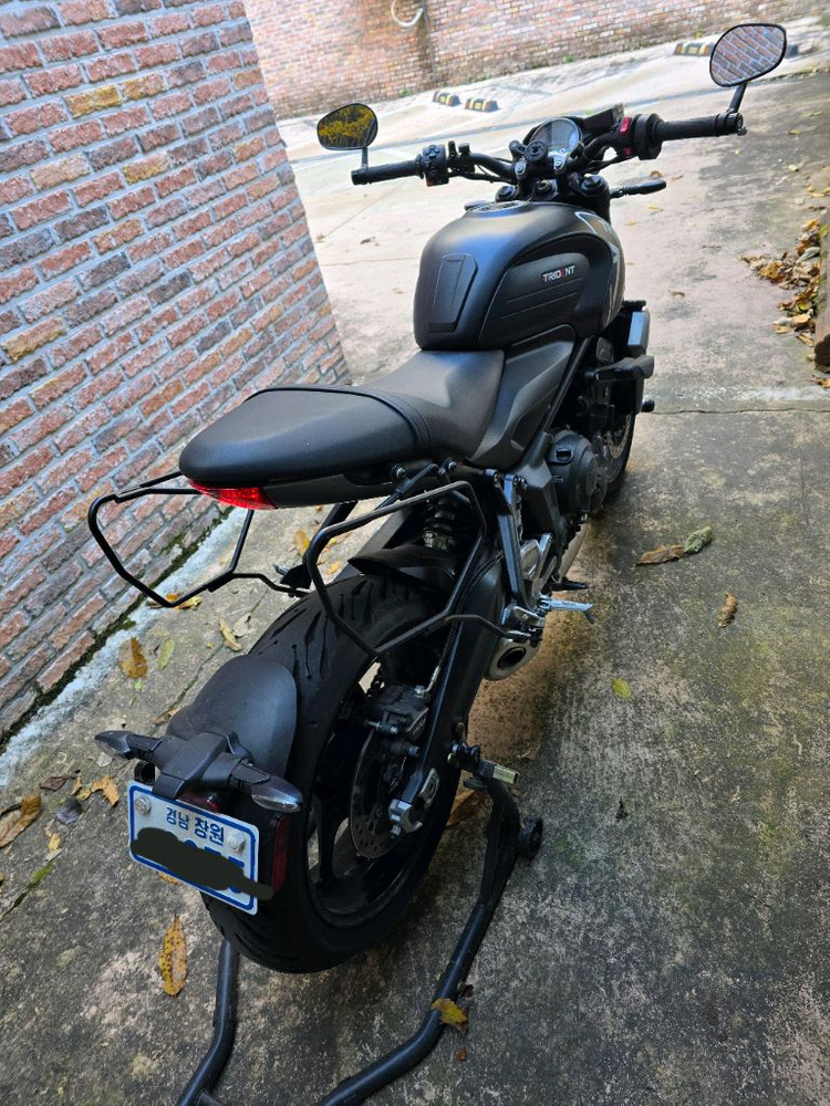 트라이엄프 Trident 오토바이 이미지