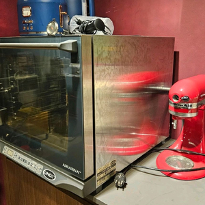 업소용 반죽기, 우녹스 오븐, 2인, 4인, 6인 테이블, 주방 집기, 와인잔, 접시 등등 판매합니다.