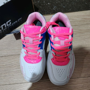 아동 배드민턴화,탁구화 새거 팝니다.