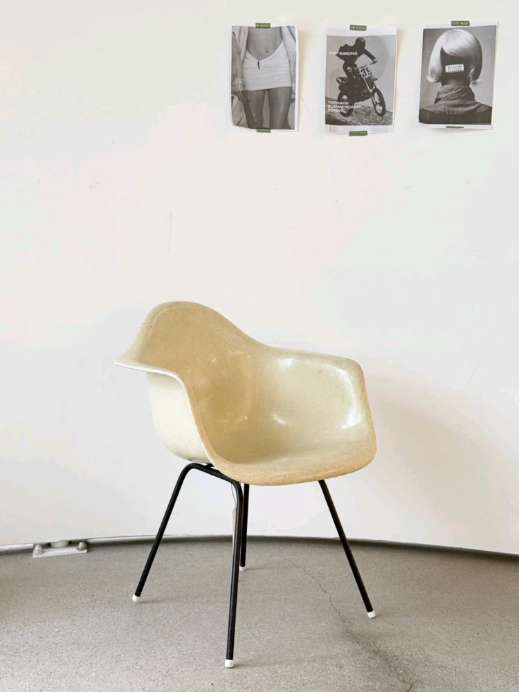 허먼밀러 체어 판매합니다 Eames Armchair for Herman Miller - white 이미지