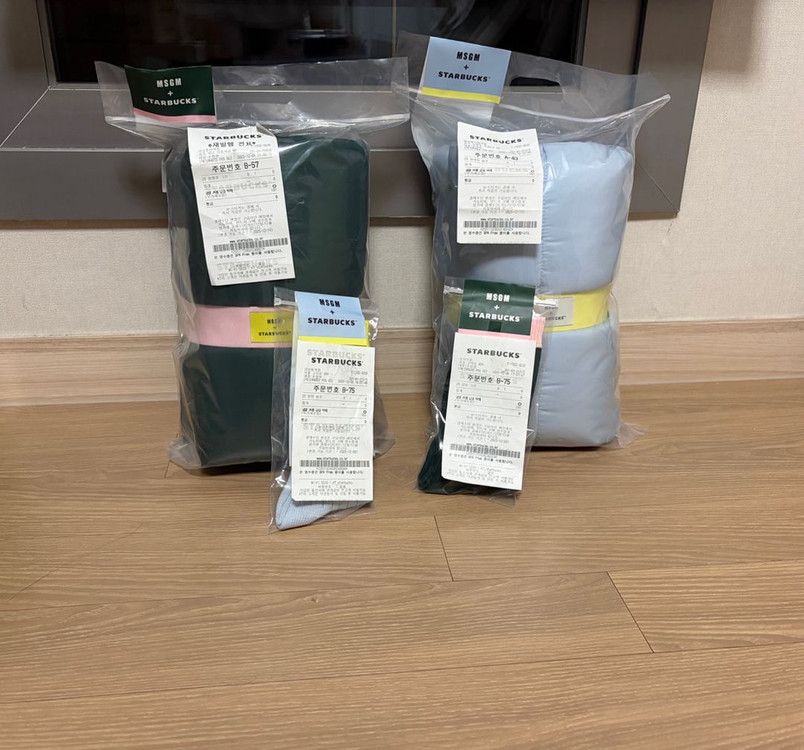 MSGM x 스타벅스 블랭킷,양말 (그린.블루) 4종 세트 일괄로 판매 해요~--0