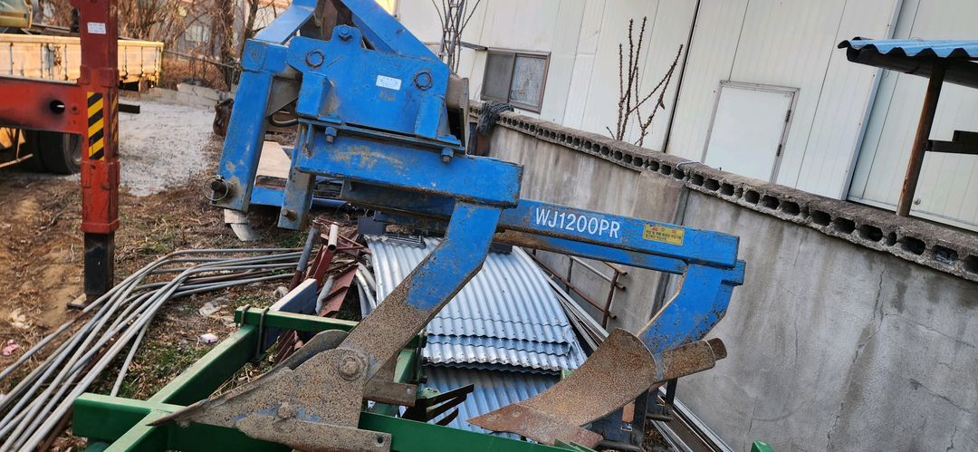 상태아주좋은 웅진 4련 유압식 이랑쟁기--1