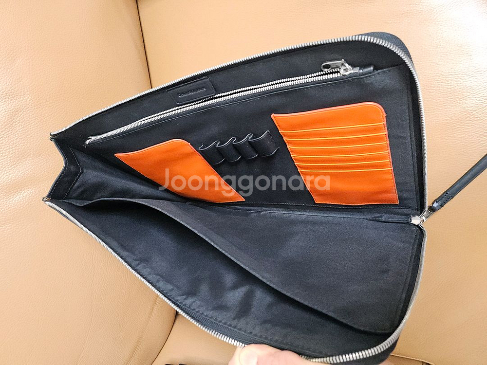 캘빈클라인 가죽 클러치 (검정, 노트북용)--1