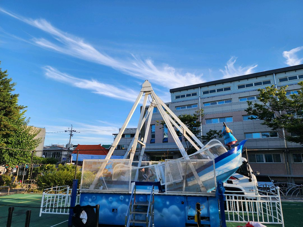 다양한 품목으로! 놀이기구 바이킹 슬라이딩카 회전그네 대여 및 중고판매 이미지