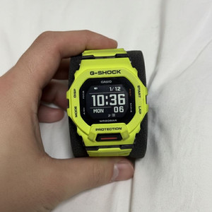 지샥 GBD-200-9DR 형광 시계