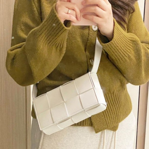 보테가베네타 카세트 벨트백 60% 할인가