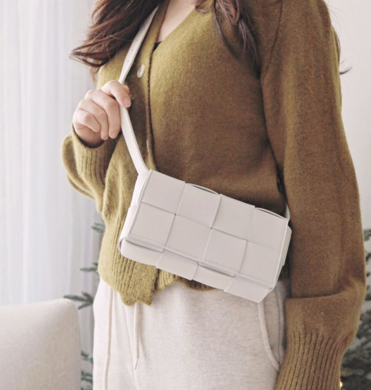 보테가베네타 카세트 벨트백 60% 할인가--1