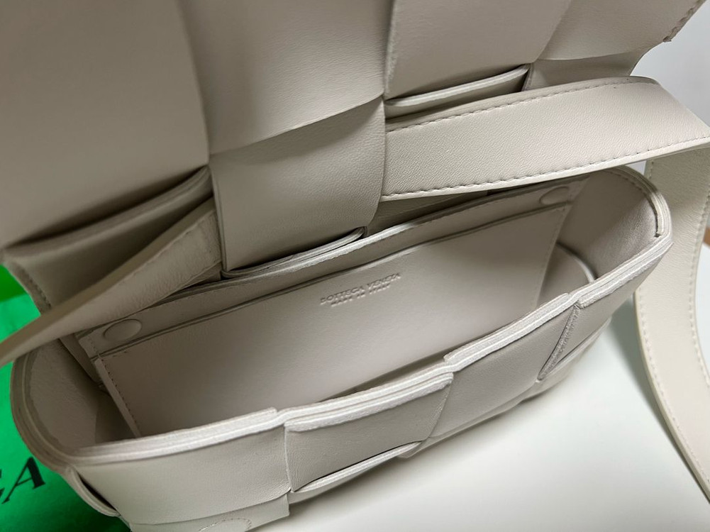 보테가베네타 카세트 벨트백 60% 할인가--7