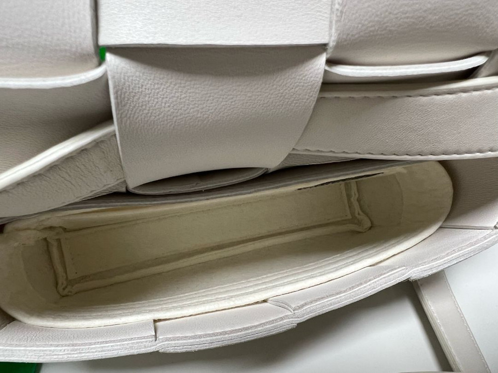 보테가베네타 카세트 벨트백 60% 할인가--8