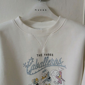 디즈니 아이보리 기모 맨투맨 티 오버핏 가슴단면 53정도