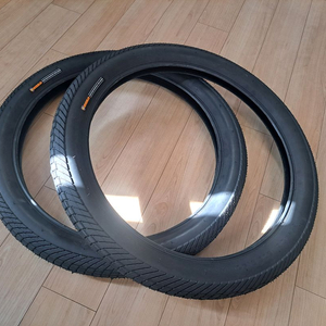[새것!] 켄다 20인치 2.4인치 폭 펑크방지 타이어 한쌍