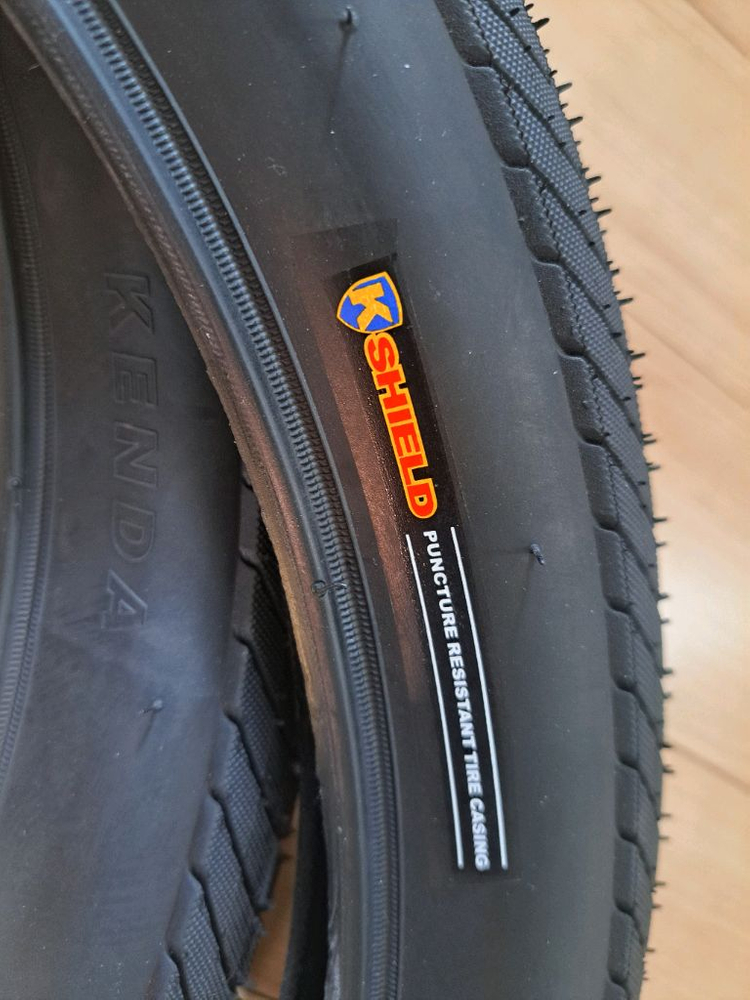 [새것!] 켄다 20인치 2.4인치 폭 펑크방지 타이어 한쌍--2