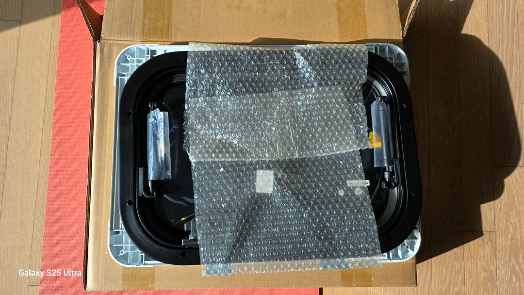 캠핑카 카리반 용품 원형 평면 창문 검정 이미지