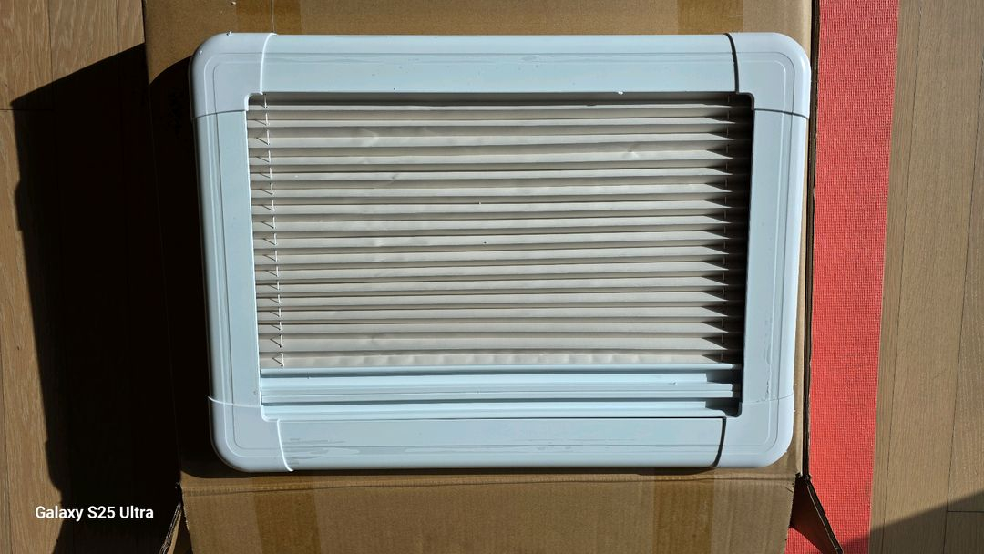 캠핑카 카리반 용품 원형 평면 창문 검정 이미지