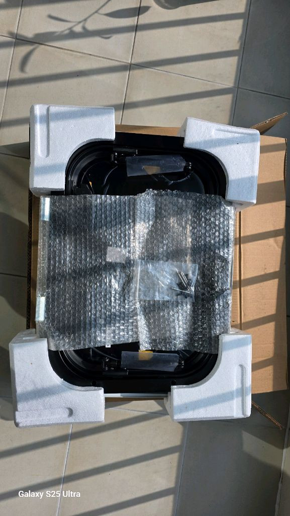 캠핑카 카리반 용품 원형 평면 창문 검정 이미지