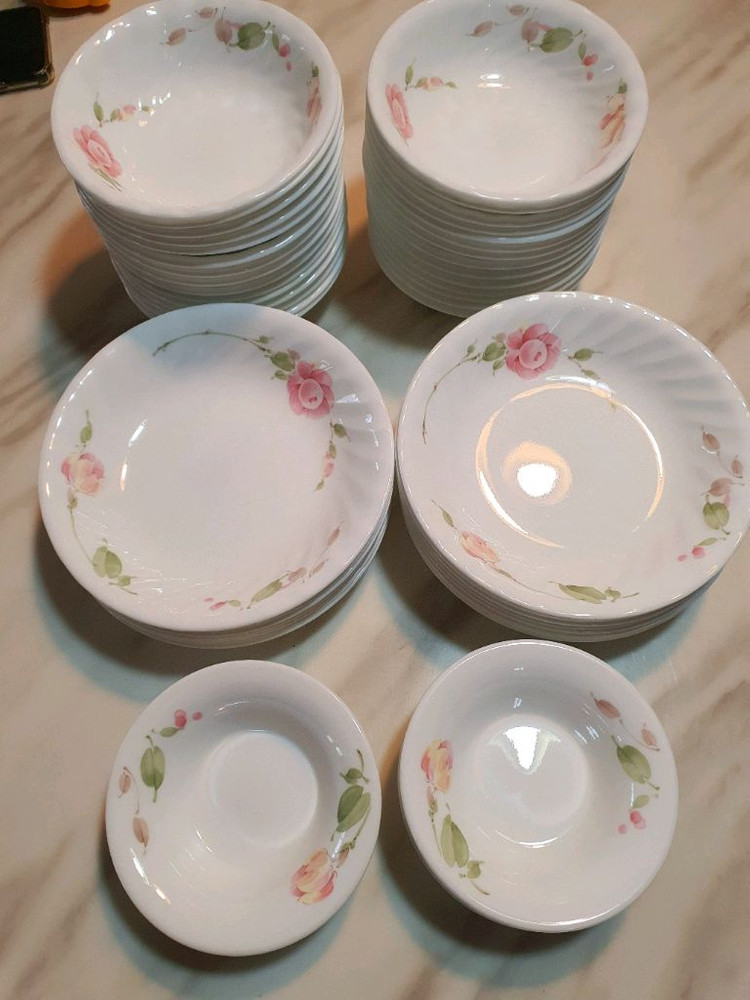 단종된 빈티지 코렐 장미 무늬 소.중찬기개당값--0