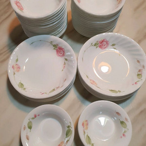 단종된 빈티지 코렐 장미 무늬 소.중찬기개당값